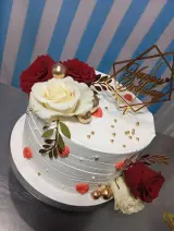 Torta con rosas naturales rojas y blancas