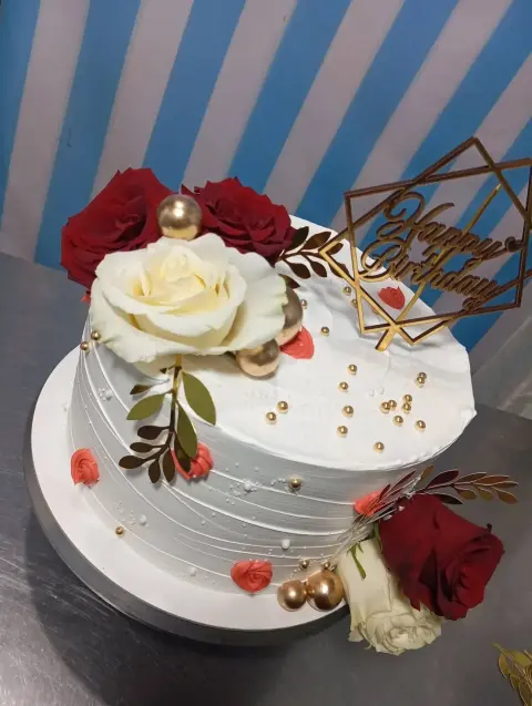 Torta con rosas naturales rojas y blancas