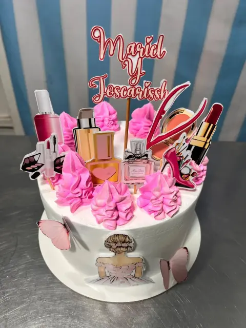 Tortas personalizadas, temáticas infantiles, de fútbol, de boda y bautizo, cheesecake de fresa, postres y mini tortas artesanales hechas en casa en Chimbote