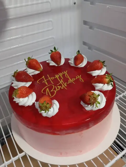 Torta con hojas de oro, macarons y esferas