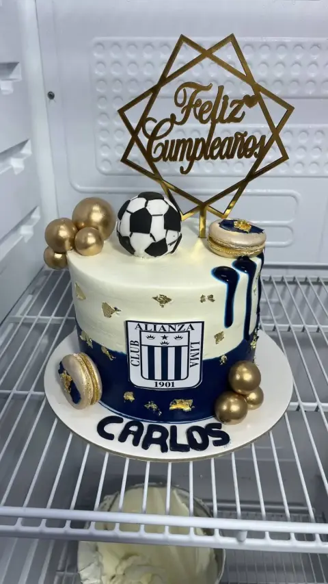 Tortas personalizadas, temáticas infantiles, de fútbol, de boda y bautizo, cheesecake de fresa, postres y mini tortas artesanales hechas en casa en Chimbote