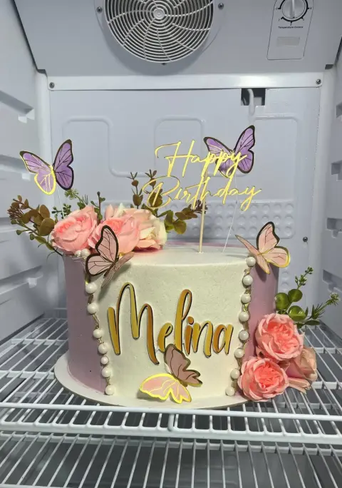 Torta helada decorada con paletas