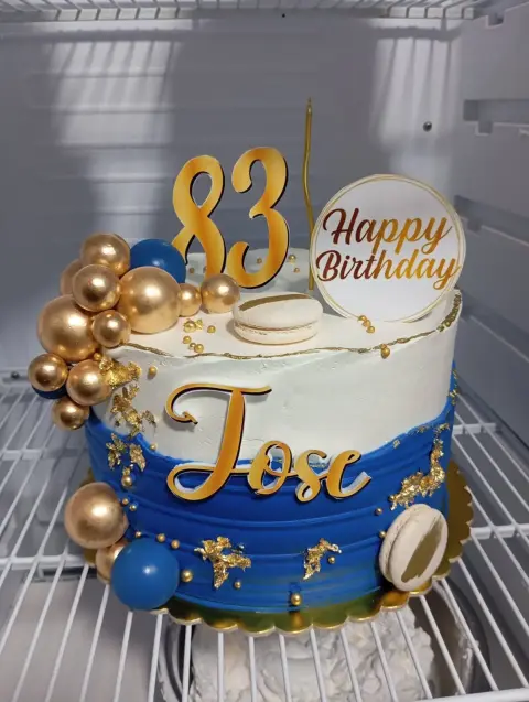 Torta decorada con pétalos de rosa color vino