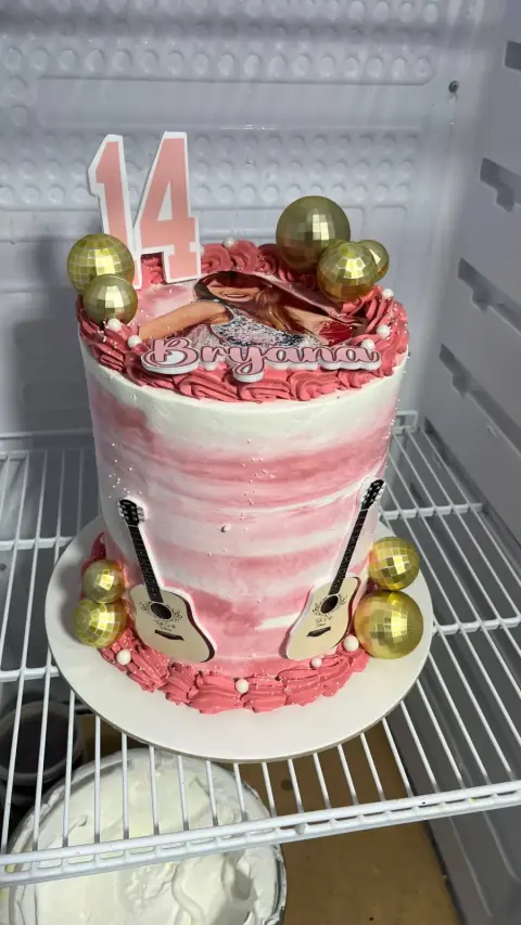 Tortas personalizadas, temáticas infantiles, de fútbol, de boda y bautizo, cheesecake de fresa, postres y mini tortas artesanales hechas en casa en Chimbote