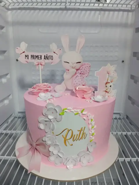 Torta rosa con corazón dorado