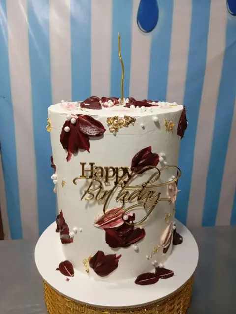 Torta de cumpleaños con rosas de crema y mariposas