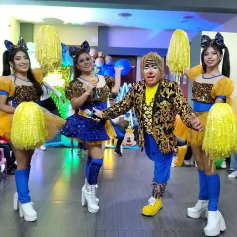 Bailarinas, muñecos y animadoras