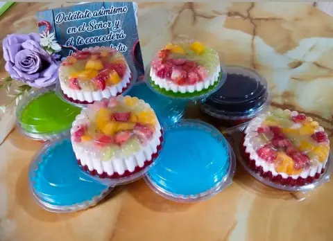 Gelatina decorada con frutas para eventos
