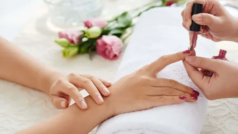Manicure y pedicure en gel con diseño minimalista