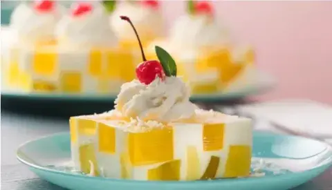 Postre de gelatina de frutas o flan casero