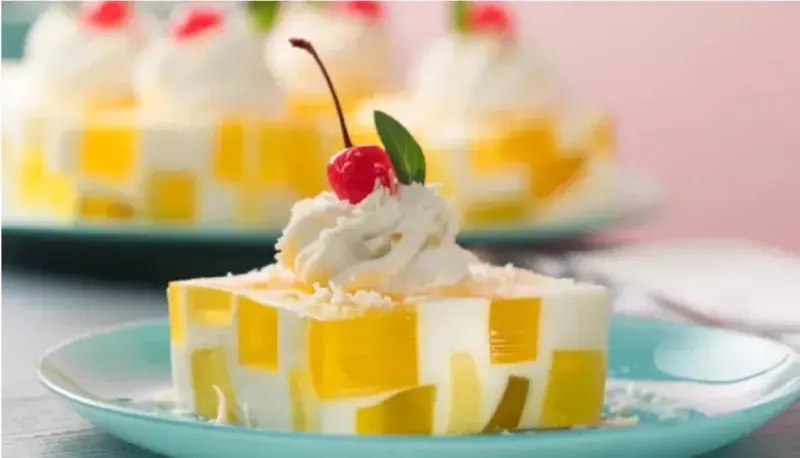 Postre de gelatina de frutas o flan casero