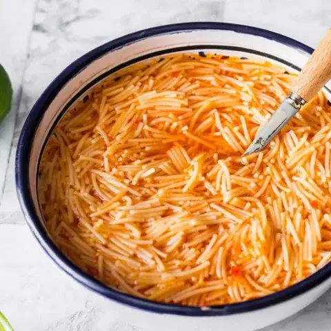 Sopa wantan de pollo y verduras con fideo chino