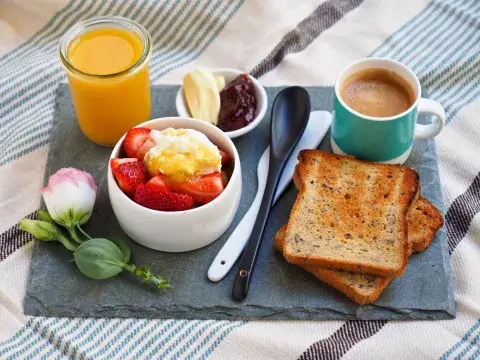 Desayuno buffet continental para dos personas