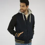 Casaca de jean oversized con desgarros estratégicos y bolsillos