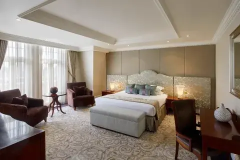 Suite ejecutiva con sala de estar, minibar y vista panorámica a la ciudad