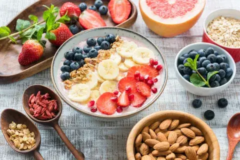 Desayuno buffet continental con variedad de panes, frutas y bebidas calientes