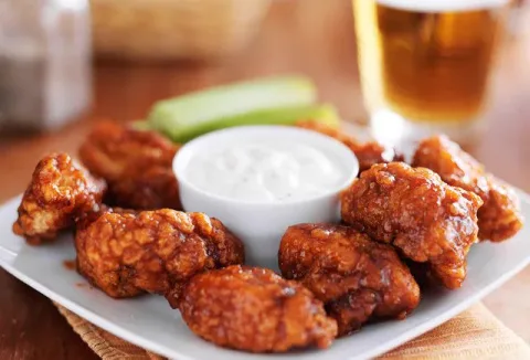 Alitas de pollo bañadas en salsa BBQ ahumada
