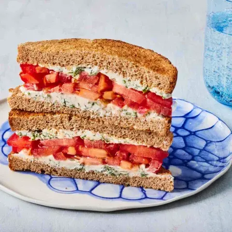 Sándwich club de pavo con tocino y palta