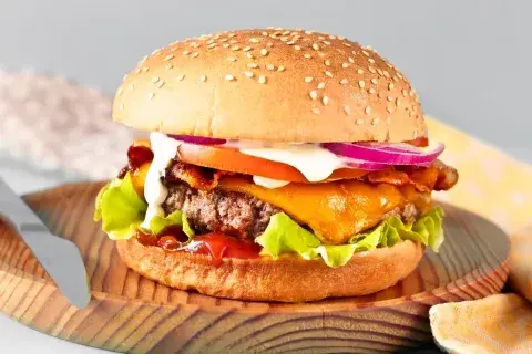 Hamburguesa clásica con queso cheddar y tocino