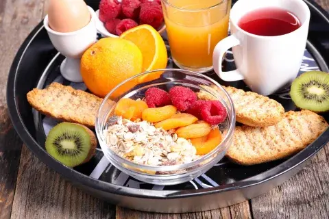 Desayuno campero con huevos revueltos y café