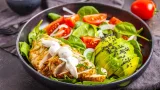 Ensalada César con pechuga de pollo grillada