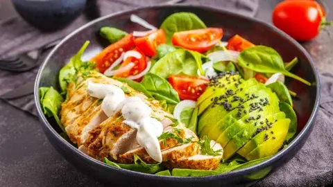 Ensalada César con pechuga de pollo grillada