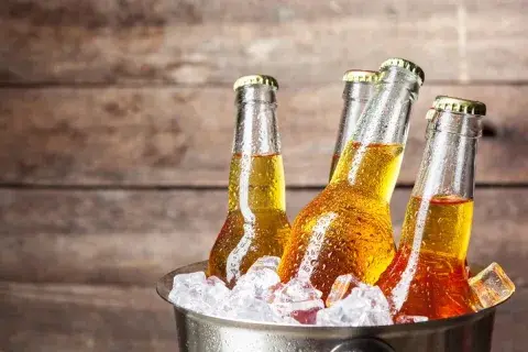 Venta de cerveza rubia en lata de 473ml, ideal para reuniones y asados familiares