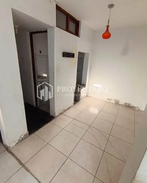 Local comercial en alquiler de 35 m² en la Urb. Los Cipreses, Nuevo Chimbote: primer piso, 1 baño y ambiente modificable para oficina, consultorio o tienda.