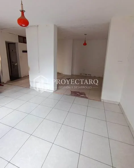 Local comercial en alquiler de 35 m² en la Urb. Los Cipreses, Nuevo Chimbote: primer piso, 1 baño y ambiente modificable para oficina, consultorio o tienda.