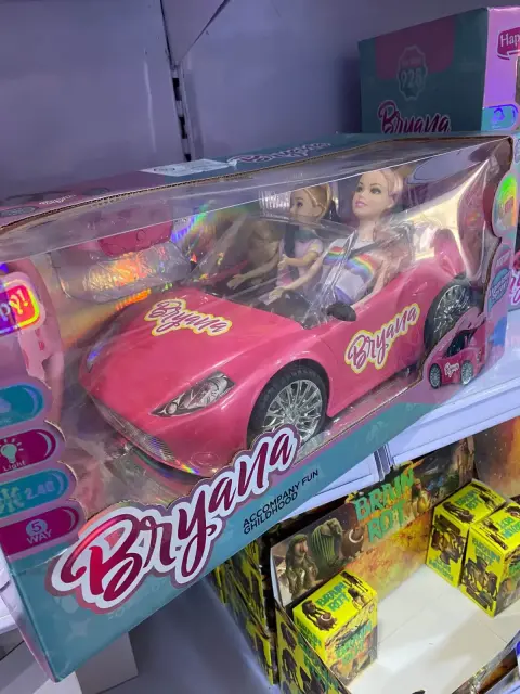 Muñeca Bryana con auto rosado
