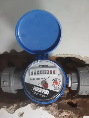 Instalación de medidores de agua en edificios