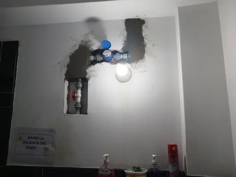 Instalación de medidores de agua en edificios