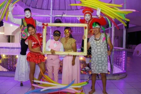 Bailarines y show de personajes