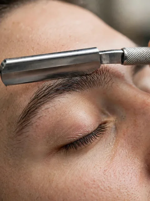 Perfilado de cejas con navaja profesional