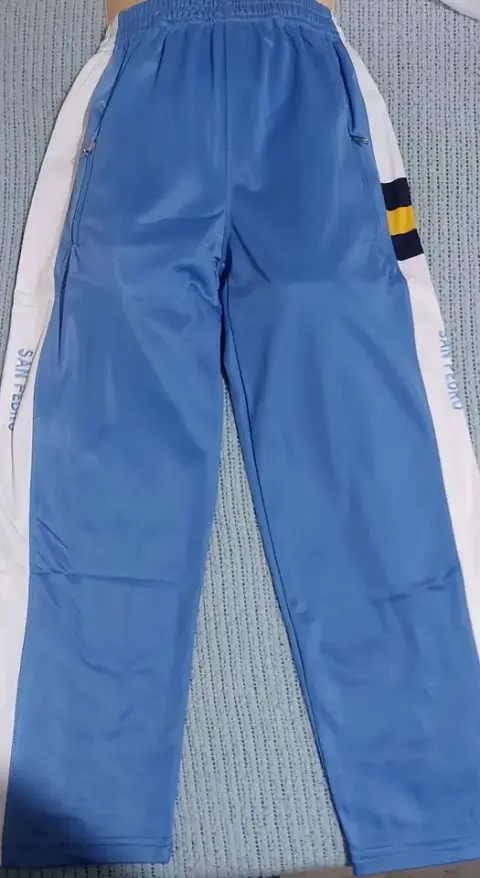 Uniformes escolares hechos a medida en Chimbote: polos, buzos, shorts, faldas y mandiles con el escudo bordado del colegio (Uniformes Eliada · WhatsApp 928 449 036)