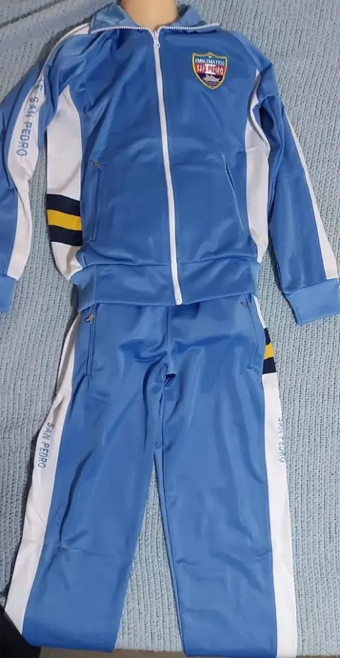 Uniformes escolares hechos a medida en Chimbote: polos, buzos, shorts, faldas y mandiles con el escudo bordado del colegio (Uniformes Eliada · WhatsApp 928 449 036)