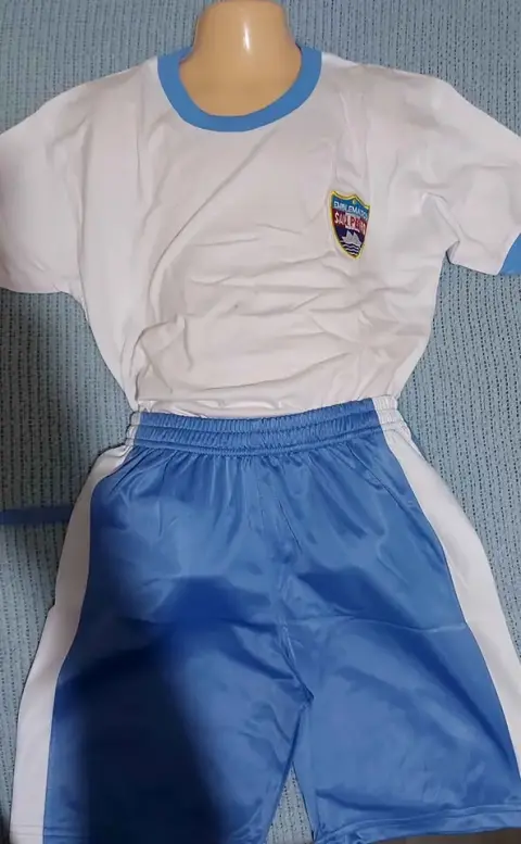 Uniformes escolares hechos a medida en Chimbote: polos, buzos, shorts, faldas y mandiles con el escudo bordado del colegio (Uniformes Eliada · WhatsApp 928 449 036)