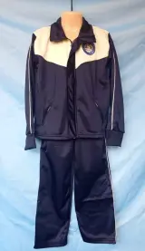 Uniformes de la I.E.P. Miraflores Chimbote: buzo azul marino y conjunto blanco