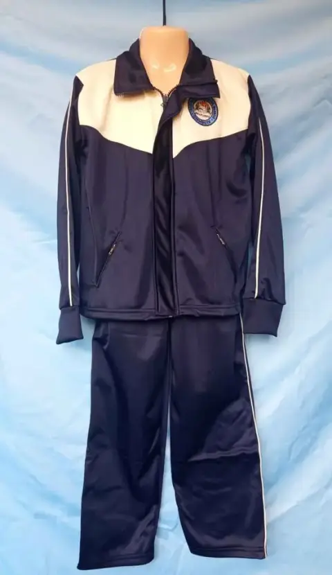 Uniformes de la I.E.P. Miraflores Chimbote: buzo azul marino y conjunto blanco