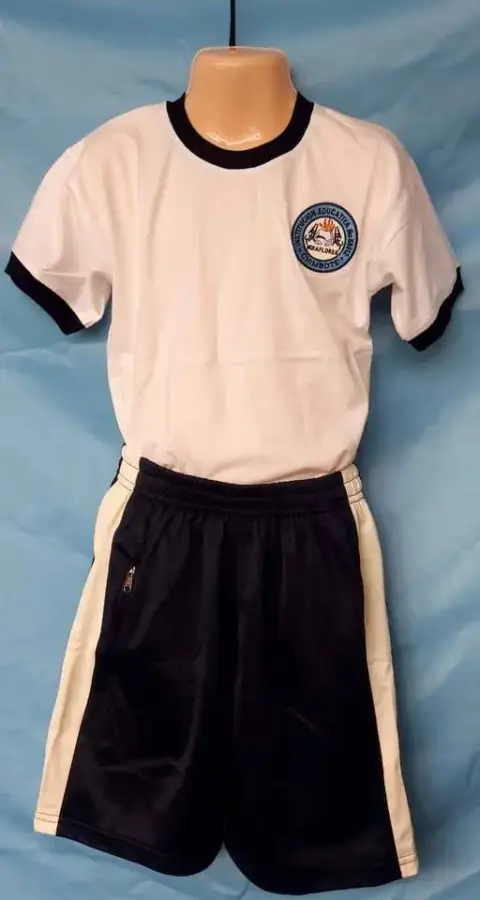 Uniformes escolares hechos a medida en Chimbote: polos, buzos, shorts, faldas y mandiles con el escudo bordado del colegio (Uniformes Eliada · WhatsApp 928 449 036)