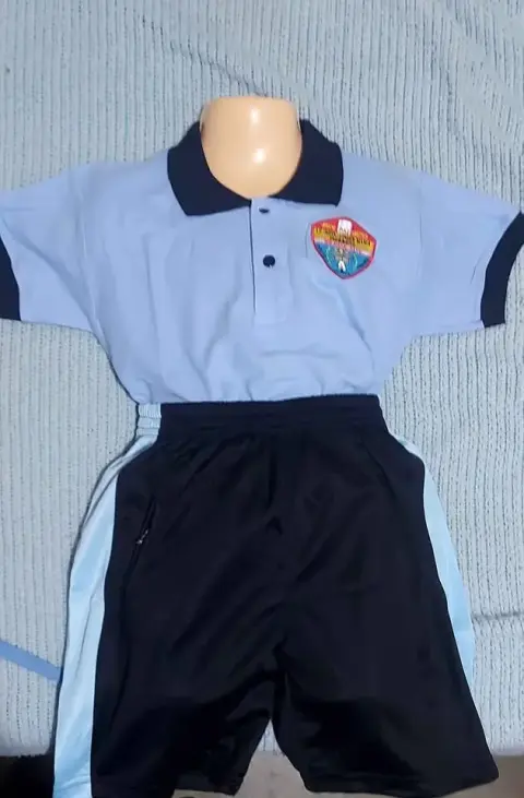 Conjunto de educación física: polo con cuello y short de buzo
