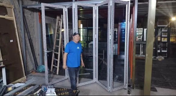 Vidriería Jasner en Chimbote: techos de aluminio Sol y Sombra, ventanas serie europea, puertas plegables y mamparas de vidrio templado