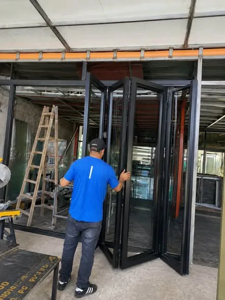Vidriería Jasner en Chimbote: techos de aluminio Sol y Sombra, ventanas serie europea, puertas plegables y mamparas de vidrio templado