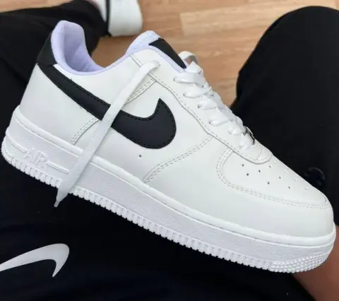 Zapatillas Nike Air Force 1 Low '07 — cuero blanco con Swoosh negro