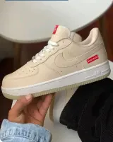 Zapatillas urbanas estilo Air Force 1 — cuero beige con parche rojo