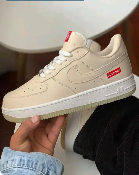 Zapatillas urbanas estilo Air Force 1 — cuero beige con parche rojo