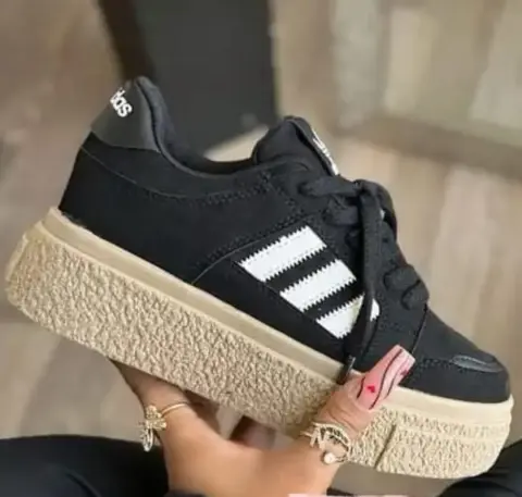 Zapatillas adidas con plataforma de dama — gamuza negra