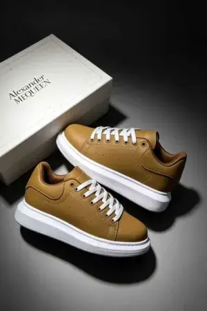 Zapatillas Alexander McQueen mostaza con suela blanca