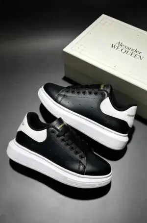 Zapatillas Alexander McQueen negras con talón blanco